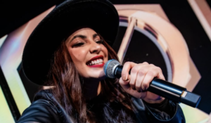 Kelly Olliveira comemora: medley do Mesa de Bar bomba e já soma 14 milhões de views!